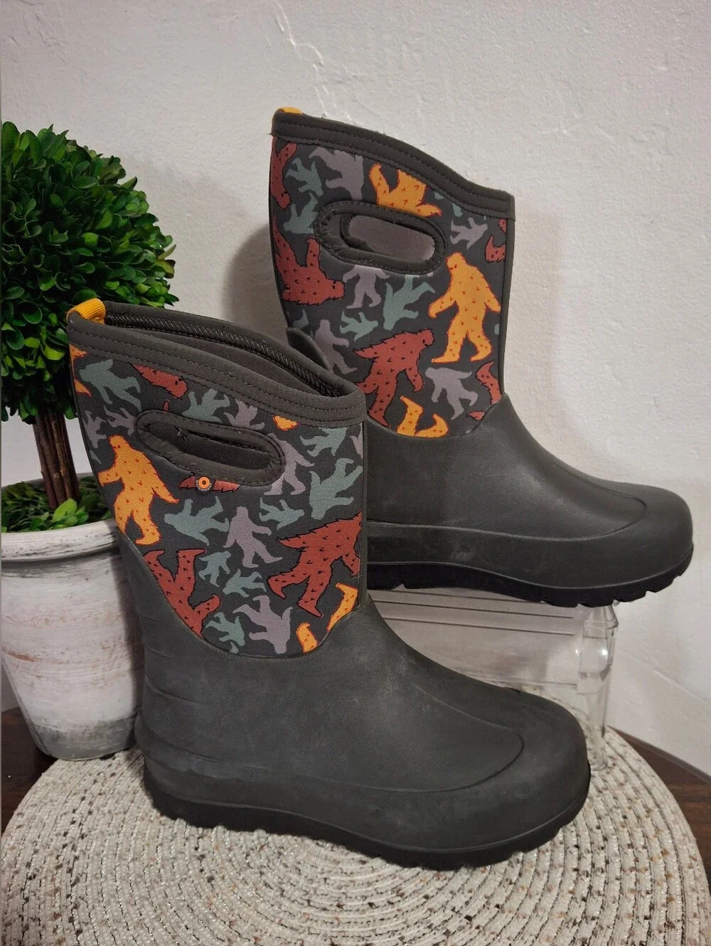 Bogs Kids Neoclsic Gray Rain Boots with Orange and Red Camo Sasquatch Size 6.
